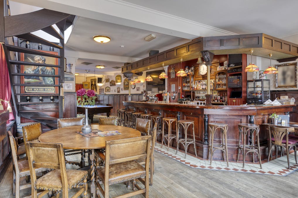 Charmant café (vrij van brouwer) & woonst  te koop.