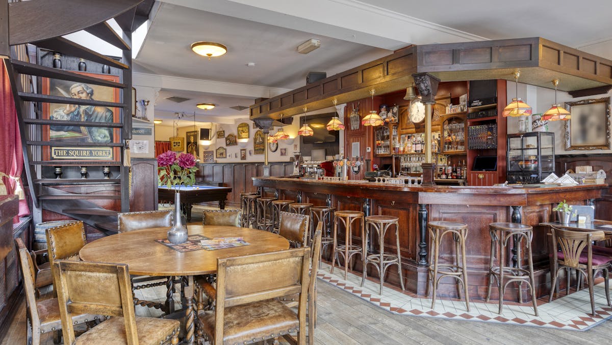 Charmant café (vrij van brouwer) & woonst te koop.