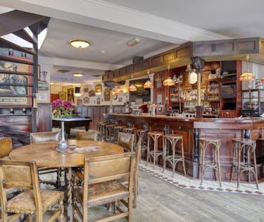 Charmant café (vrij van brouwer) & woonst te koop.