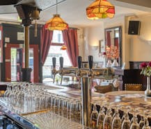 Charmant café (vrij van brouwer) & woonst te koop.