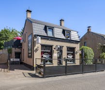 Charmant café (vrij van brouwer) & woonst te koop.