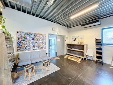 Kantoren (390 m²) met opslagruimte (183 m²) te huur in Melle