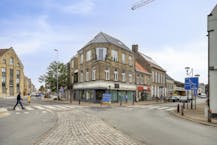 Pand met 2 gerenoveerde appartementen en winkel te Veurne.