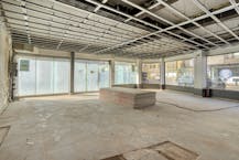 Pand met 2 gerenoveerde appartementen en winkel te Veurne.