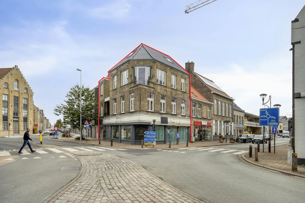 Pand met 2 gerenoveerde appartementen en winkel te Veurne.