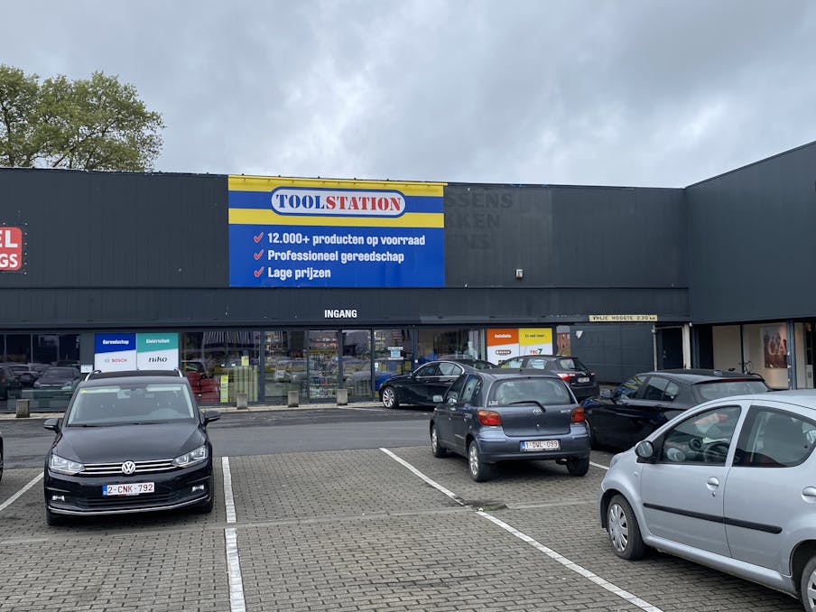Baanwinkel van ca. 416 m² langs de Brugsesteenweg Roeselare