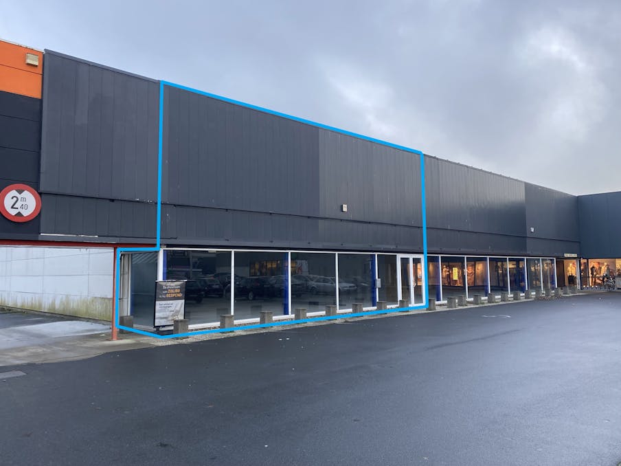 Baanwinkel van ca. 431 m² langs de Brugsesteenweg Roeselare