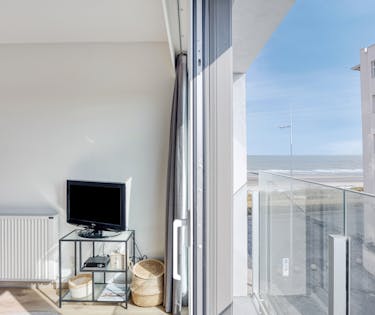 Prachtig gerenoveerde studio met zijdelings zeezicht!