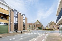 Centraal gelegen kantoorgebouw te Veurne met dubbele parking