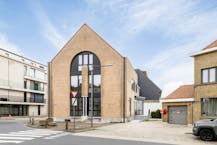 Centraal gelegen kantoorgebouw te Veurne met dubbele parking