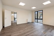 Centraal gelegen kantoorgebouw te Veurne met dubbele parking