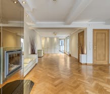 Woning met handelsgelijkvloers, atelier en garages te Veurne