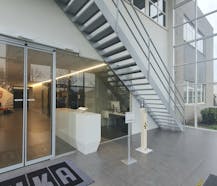 TE HUUR: kantoren 500m² + bedrijfshal 350m²