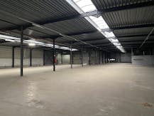 Bedrijfsgebouw te koop met zichtbaarheid vanop de Rijksweg.