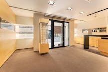 Handelspand met woonst en appartement in centrum Veurne.