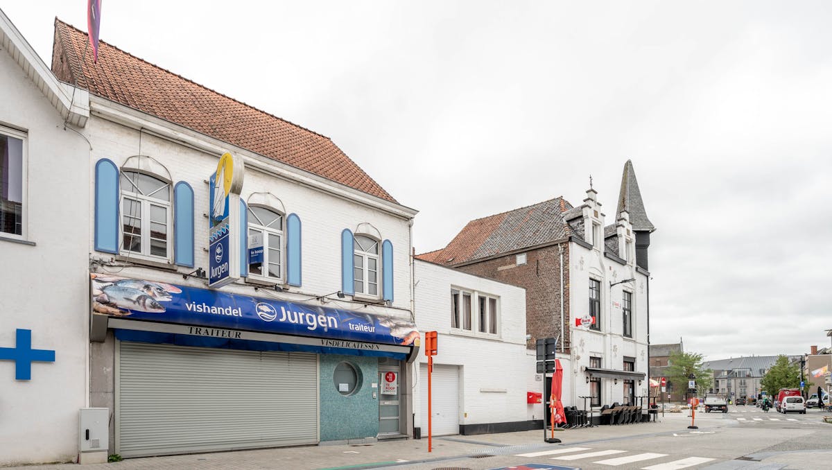 Te renoveren handelspand met woonst te koop in Kuurne