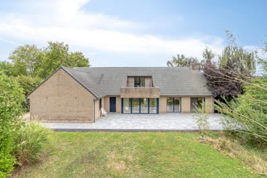 Ruime villa met 5 kamers te koop in Desselgem