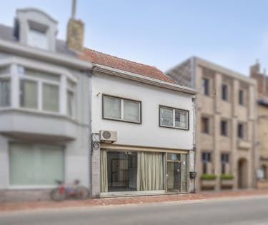 Handelspand met woonst te koop in centrum Roeselare