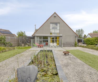 Villa met praktijkruimte op ruim perceel te koop te Brugge