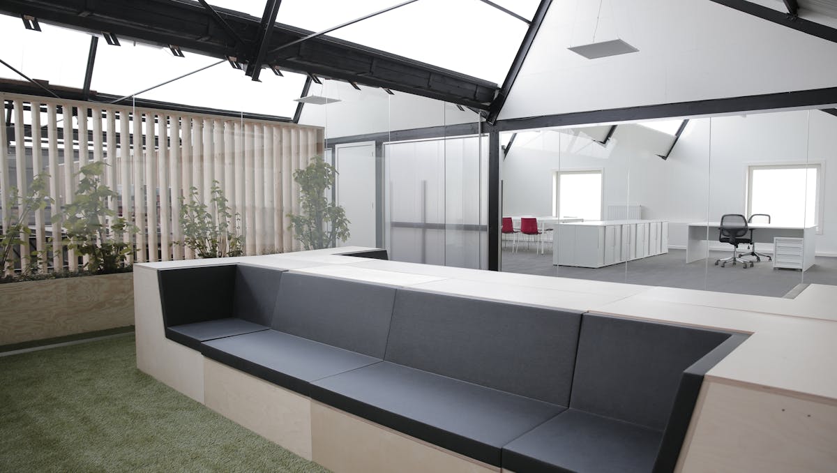 Kantoor van ca. 64m² met diensten in Intraxie te Rumbeke