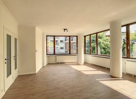 Gerenoveerd appartement met twee slaapkamers te huur op het Sint-Jansplein te Kortrijk