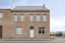 Polyvalente woning in Oudenburg met  grote parking