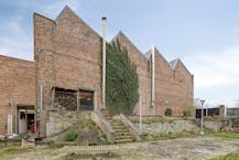 Polyvalente woning in Oudenburg met  grote parking