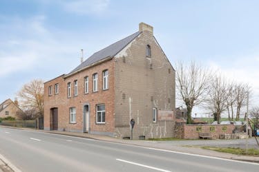 Polyvalente woning in Oudenburg met  grote parking