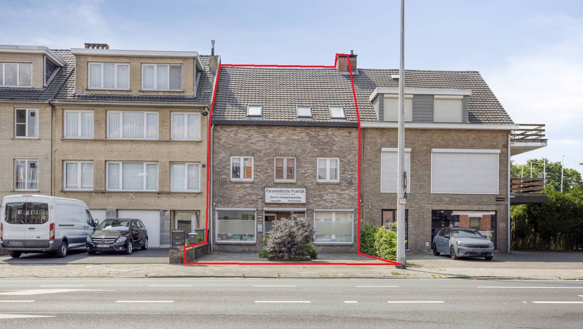 Handelspand met ruime woonst te koop in Ekeren