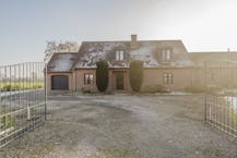 Villa met stallen te koop op een ruim perceel van 10.026m².