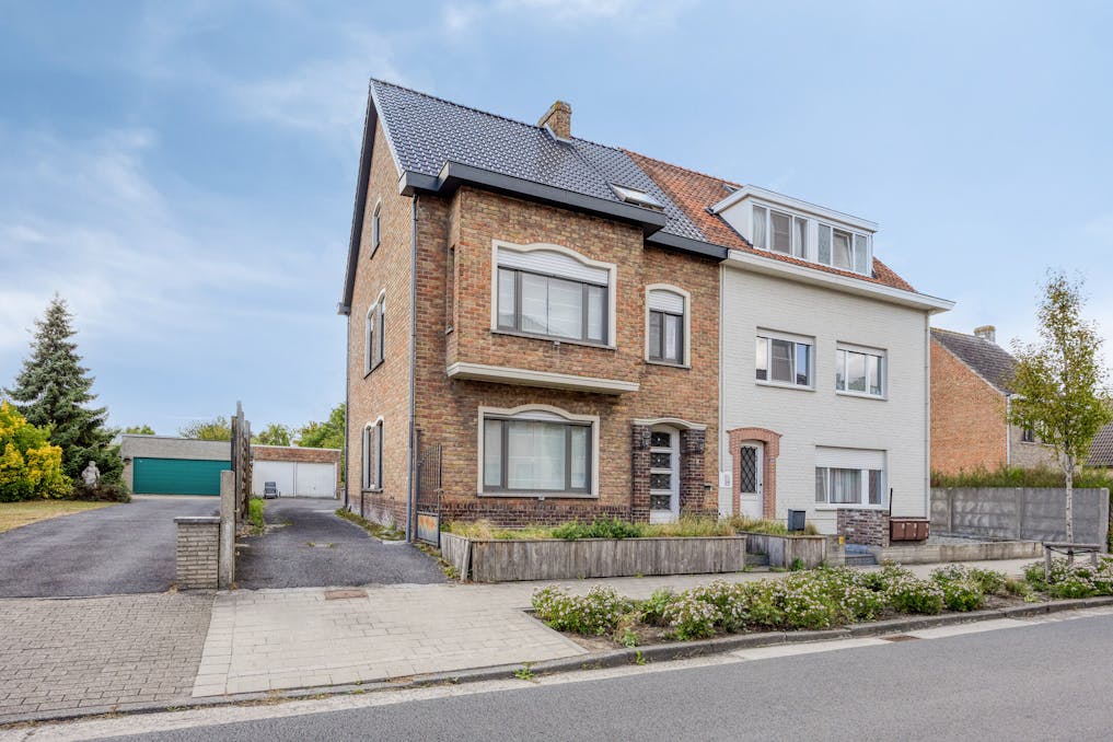 Ruim halfopen huis met 3 slaapkamers te koop in Eeklo