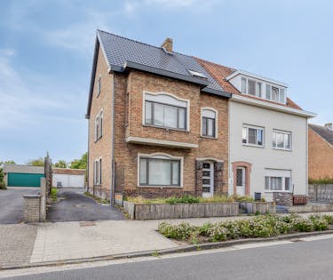 Ruim halfopen huis met 3 slaapkamers te koop in Eeklo