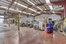 Loods van ca. 547m² op commerciële ligging in Hooglede-Gits