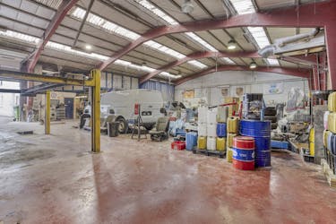 Loods van ca. 547m² op commerciële ligging in Hooglede-Gits