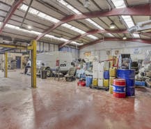 Loods van ca. 547m² op commerciële ligging in Hooglede-Gits