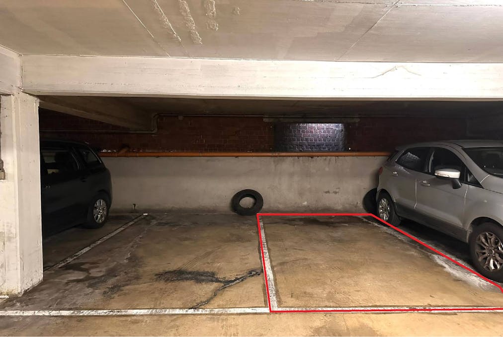 Ondergrondse autostaanplaats te koop in Merksem