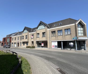 Ruim appartement met 4 slaapkamers te koop in Lembeke