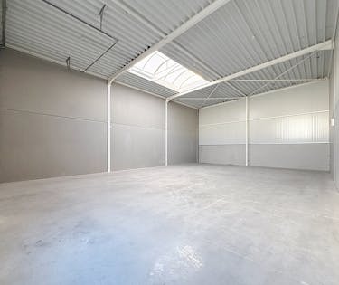 Nieuwbouw KMO-unit (216 m²) te huur in Evergem
