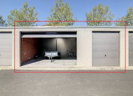 Ruime garage te koop gelegen langs de Meensesteenweg
