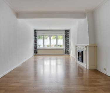 Gelijkvloersappartement met garage en tuin te koop
