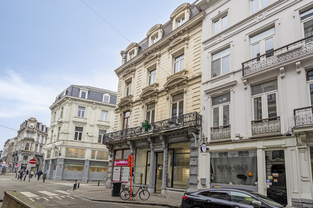 Karaktervol handelspand met woonst te koop in centrum Gent