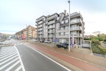 Handelsruimte en 3 staanplaatsen te huur te Koksijde-bad.