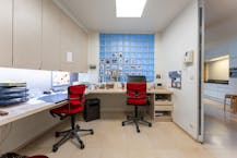 Handelspand met woonst en appartement in centrum Veurne.