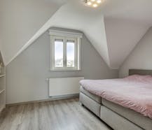 Instapklare woning met drie slaapkamers en open zicht.