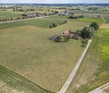 Te renoveren hoeve op ruim perceel van 6.710 m² te Wervik