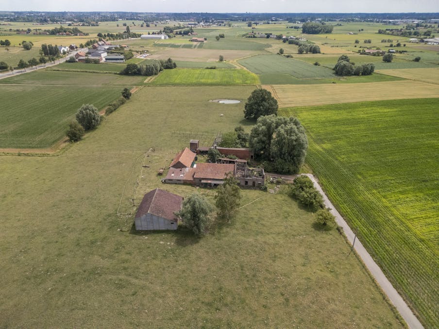 Te renoveren hoeve op ruim perceel van 6.710 m² te Wervik