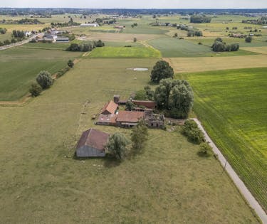 Te renoveren hoeve op ruim perceel van 6.710 m² te Wervik