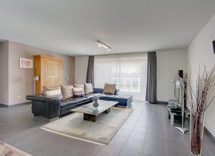 Ruim 2 slaapkamer appartement van 114 m² met groot terras te koop in Hemiksem.