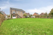 Gelijkvloers handelsruimte of kantoor met woning en tuin