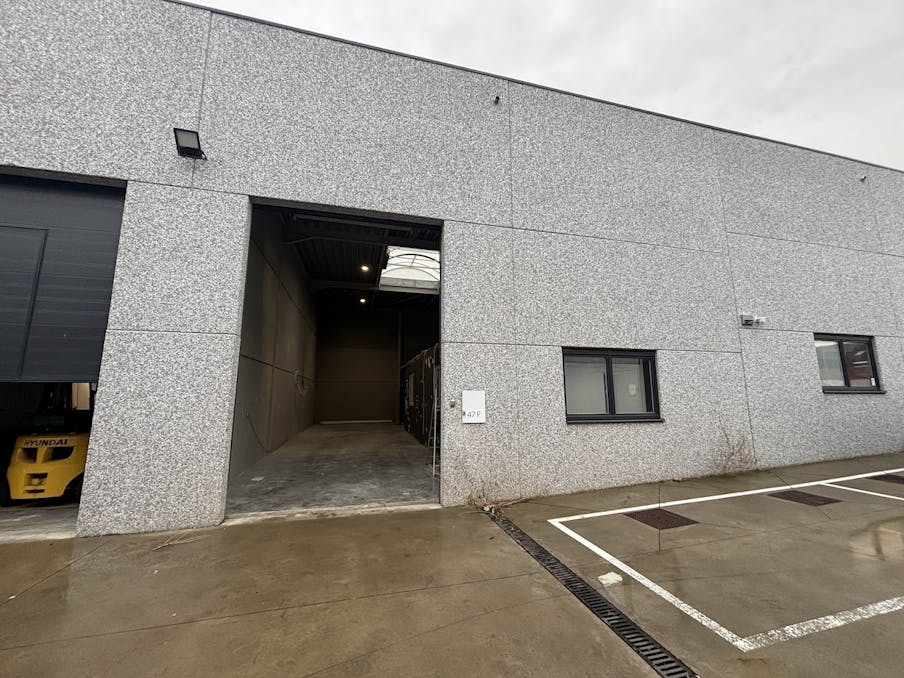 KMO-unit met kantoorruimte te huur in Sint-Eloois-Vijve